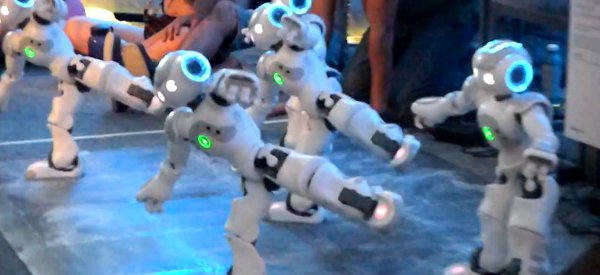 Creators Project : Une chorégraphie musicale de robots Nao à la Coachella 2011