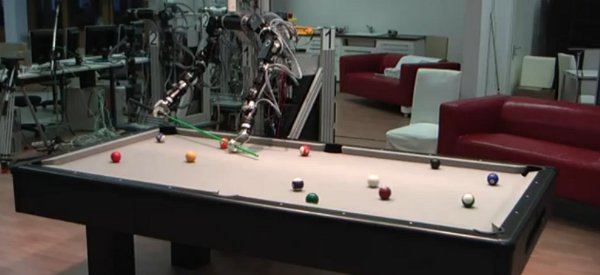 Un robot à deux bras capable de jouer au billard à la perfection