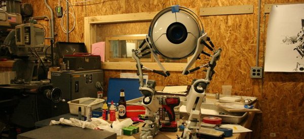 Une magnifique réplique du robot Atlas de Portal 2