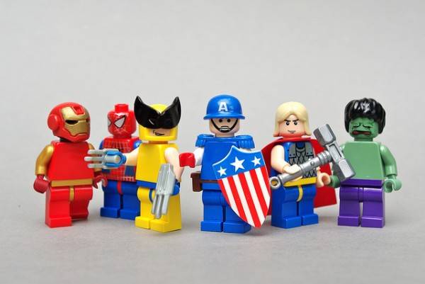 Des personnages LEGO super héros crées par un fan impatient 