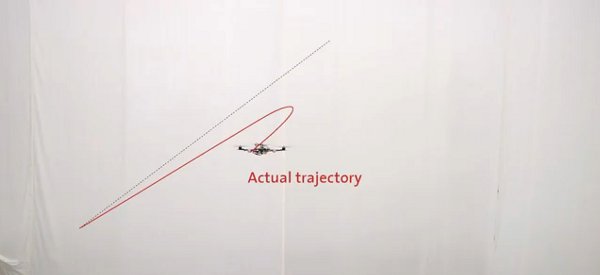 Les quadrocopteres autonomes qui apprenent à suivre une trajectoire par l'erreur