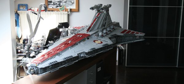 Star Wars : Une reproduction géante du vaisseau spatial Venator Class Star Destroyer en LEGO