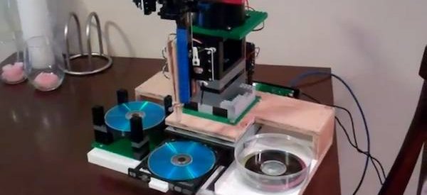 Un copieur de CD autonome fabriqué avec des LEGO et Arduino