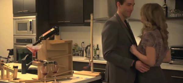 Vidéo : Une machine de Rube Goldberg pour une Saint Valentin bien geek