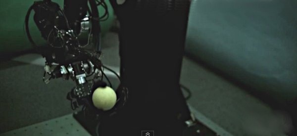 Un bras robotisé capable de jongler avec deux balles à la fois.