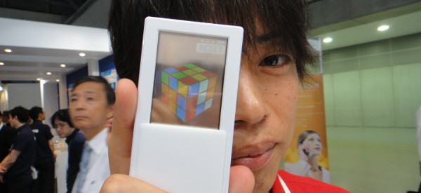 Un prototype de téléphone Android avec écran transparent et tactile sur les deux faces