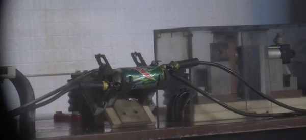 Video : Une explosion de boites de soda traversées par de la haute tension