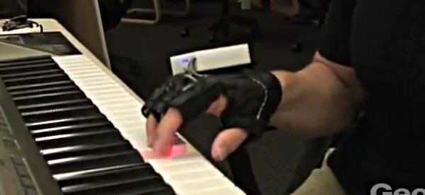 Un concept de gant vibrant couplé à un piano pour stimuler le cerveau