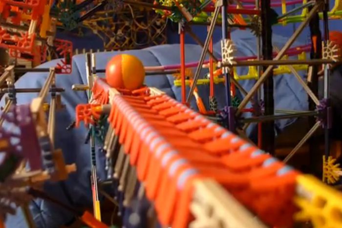 Clockwork : Une incroyable machine réalisé à partir de K'nex et de balles