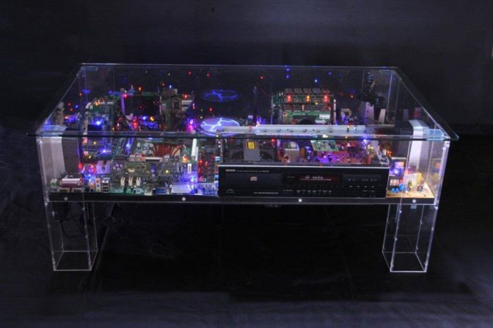 Electri-City : Une magnifique table basse réalisée avec des pièces d'ordinateurs