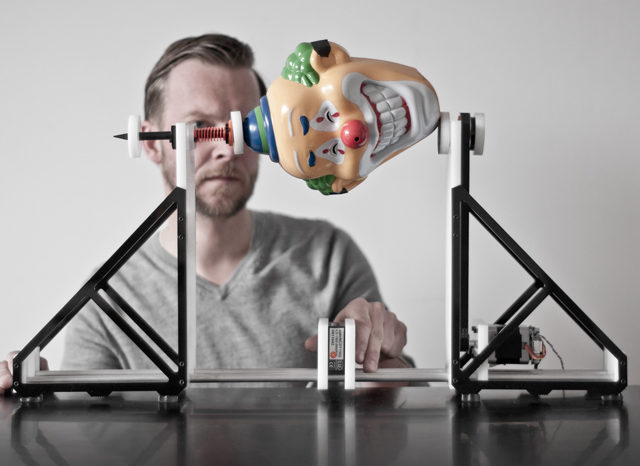 Un instrument de musique qui transforme les objets en fréquences sonores
