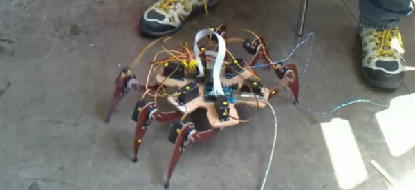 Vidéo : Un robot hexapode avec un arduino qui pilote 12 servo-moteurs