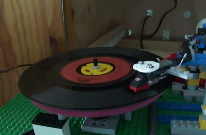 Old School : Un tourne-disque entièrement réalisé en LEGO
