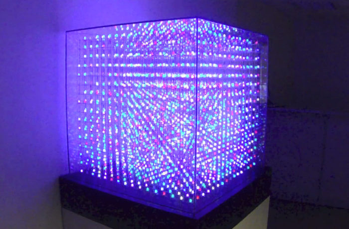 Un gigantesque cube de LED avec 4096 LED RGB