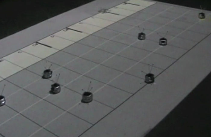 Un essaim de robot qui jouent une partition de piano