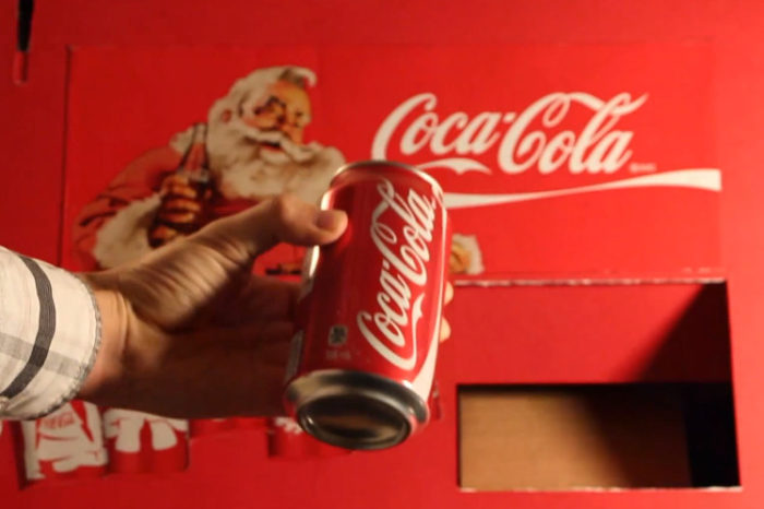 DIY : Une machine distributrice de Coca-Cola fabriqué en carton