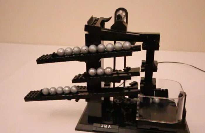 Une horloge à billes fabriquée en LEGO