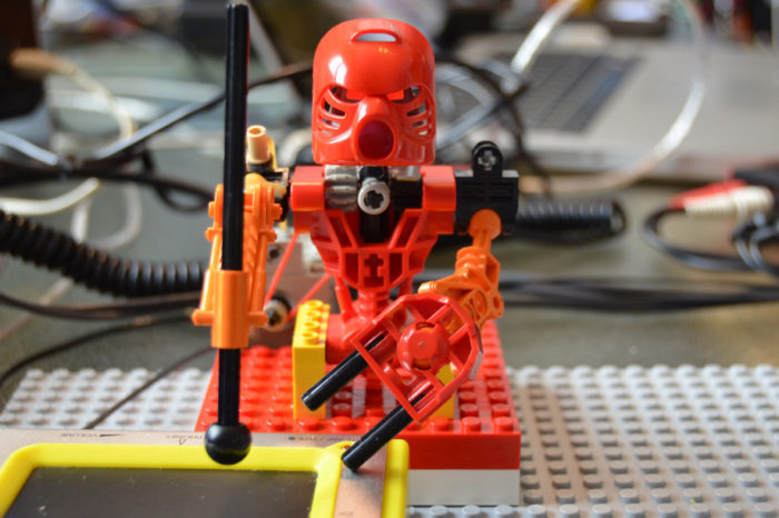 Tao Mata Band : Des robots LEGO Bionicle assistés par Arduino qui jouent des percussions