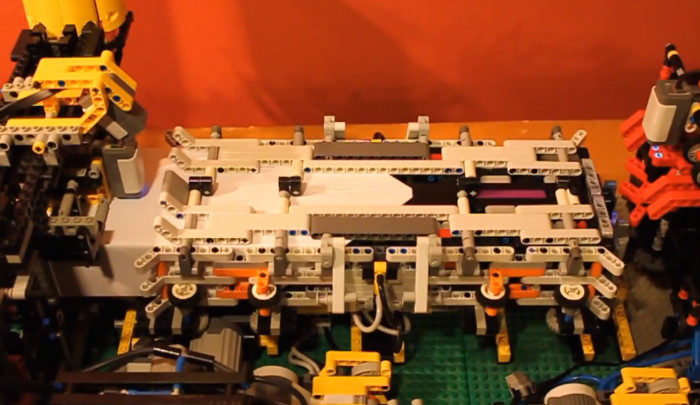 Une machine en LEGO qui plie et lance des avions en papier