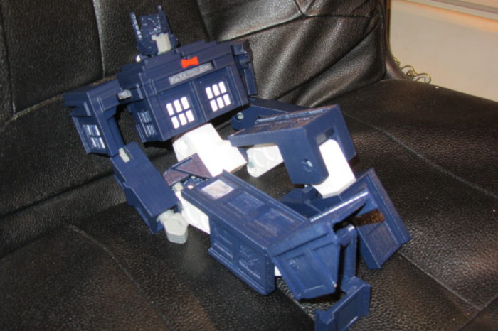 Un robot Tranformer TARDIS réalisé à l'imprimante 3D