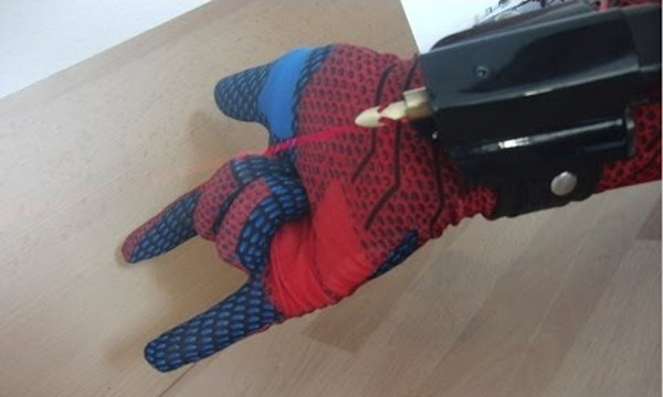 DIY : Fabriquer le lance-grappin de poignet de Spiderman