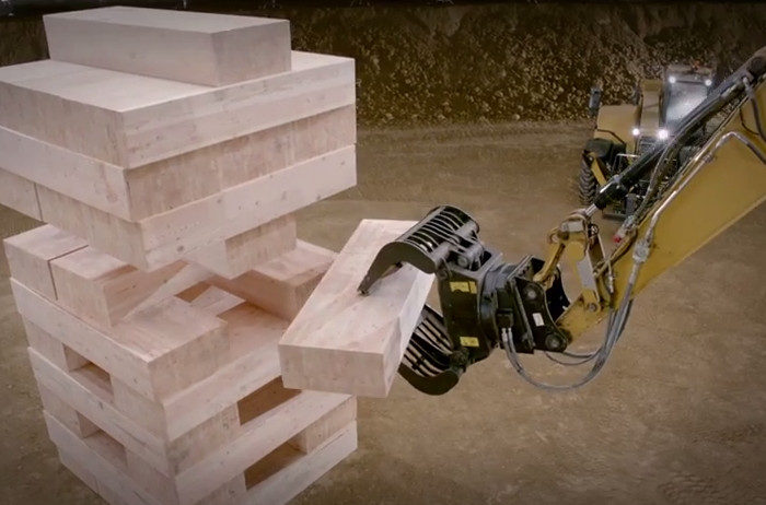 Vidéo : Des Caterpillar qui font une partie de Jenga géant