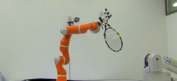 Le bras robotique qui attrape rapidement les objets à la volée