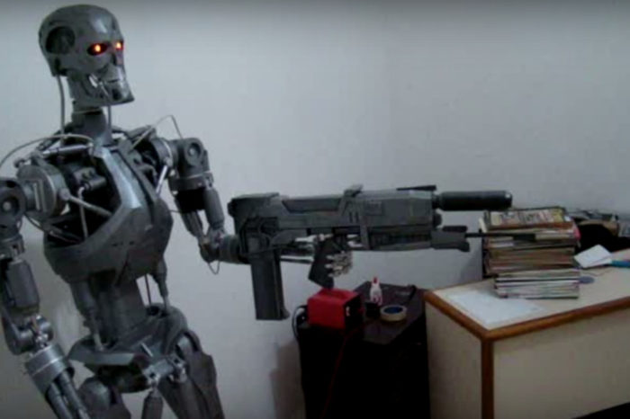Un robot animatronic Terminator T-800 à échelle humaine