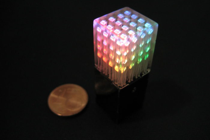 LED Cube Pendant  : Le plus petit cube de 4x4x4 LED RGB au monde.